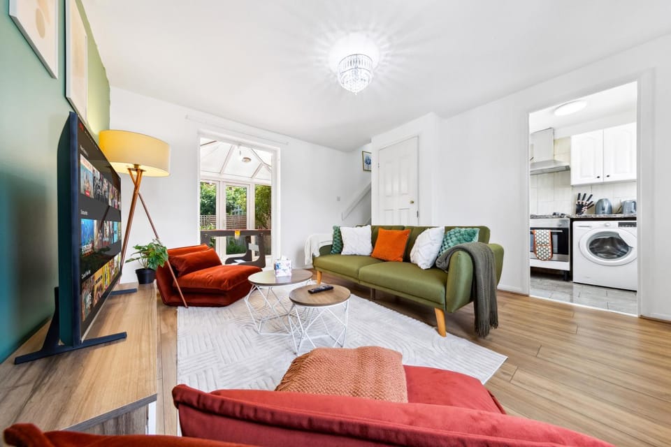 TV and multimedia, Living room, Seating area, Evening entertainment