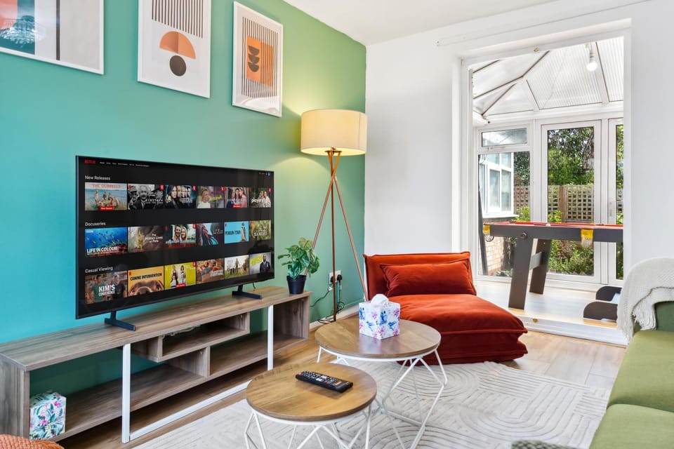 TV and multimedia, Living room, Seating area, Evening entertainment