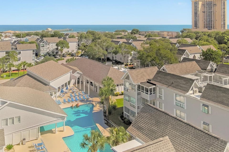 Property building, Day, Natural landscape, Bird's eye view, City view, Pool view, Sea view, Swimming pool, sunbed