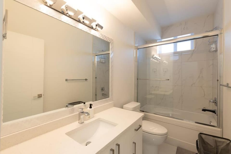 Tranquil 2-Bedroom Basement Suite Relaxing Stay House in Chilliwack