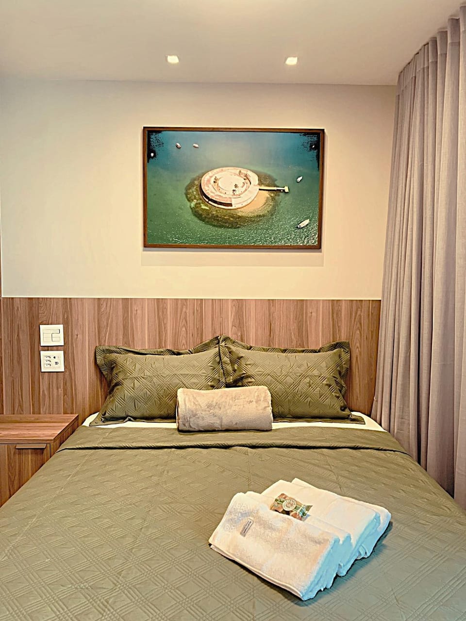 Bed, Photo of the whole room, Bedroom, towels
