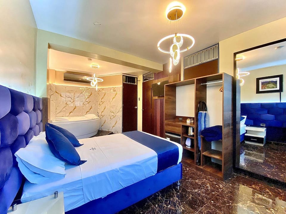 Hot Tub, TV and multimedia, Photo of the whole room, Dining area, flat iron, minibar, wardrobe, dryer