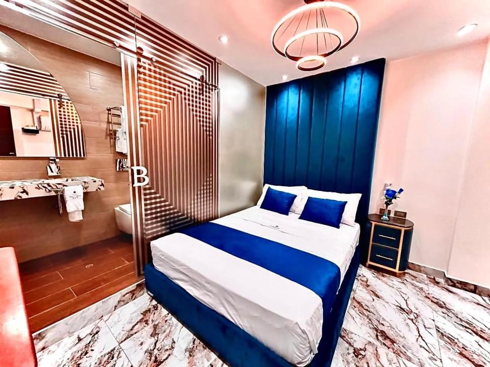 Bed, Photo of the whole room, Bedroom, heating, towels, air conditioner