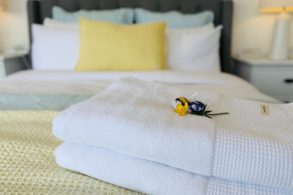 Bed, Bedroom, towels