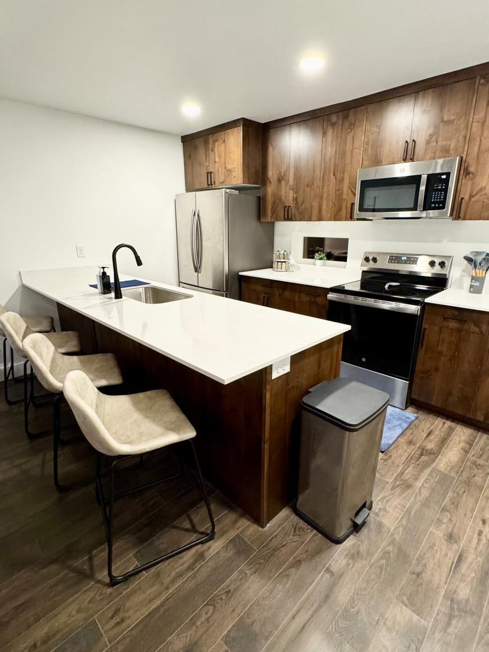Kitchen or kitchenette, Lobby or reception, dishwasher, oven, stove