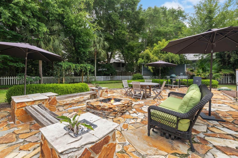 Patio, Day, Garden, Seating area