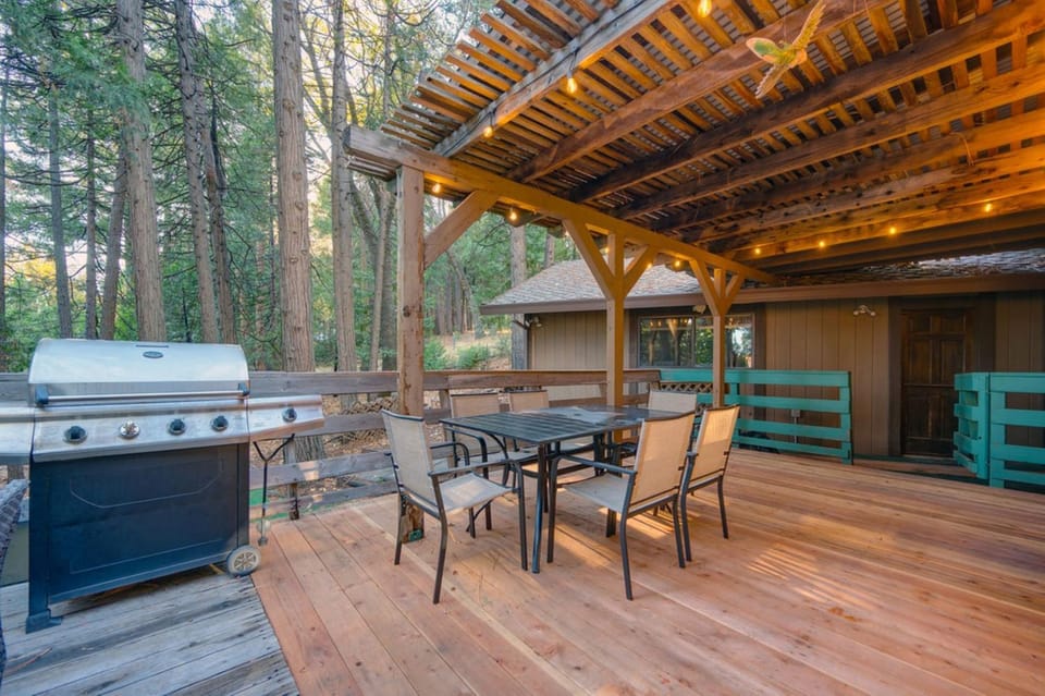Scenic Forest Cabin with Deck l Best Value for Weekly & Monthly Stays Cabin in Pollock Pines