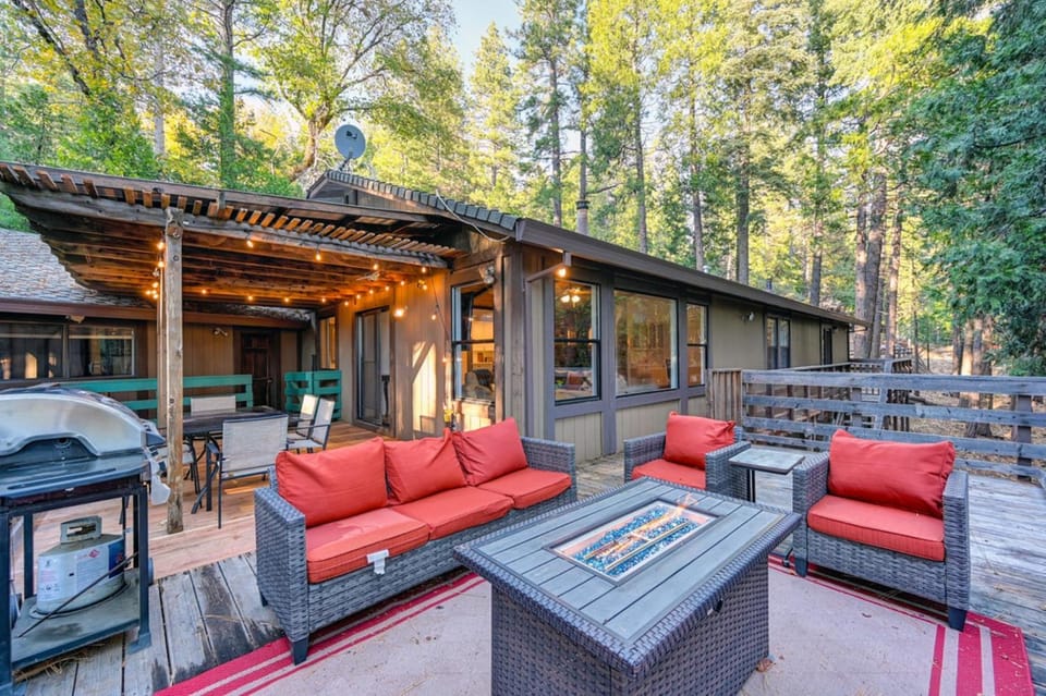 Scenic Forest Cabin with Deck l Best Value for Weekly & Monthly Stays Cabin in Pollock Pines