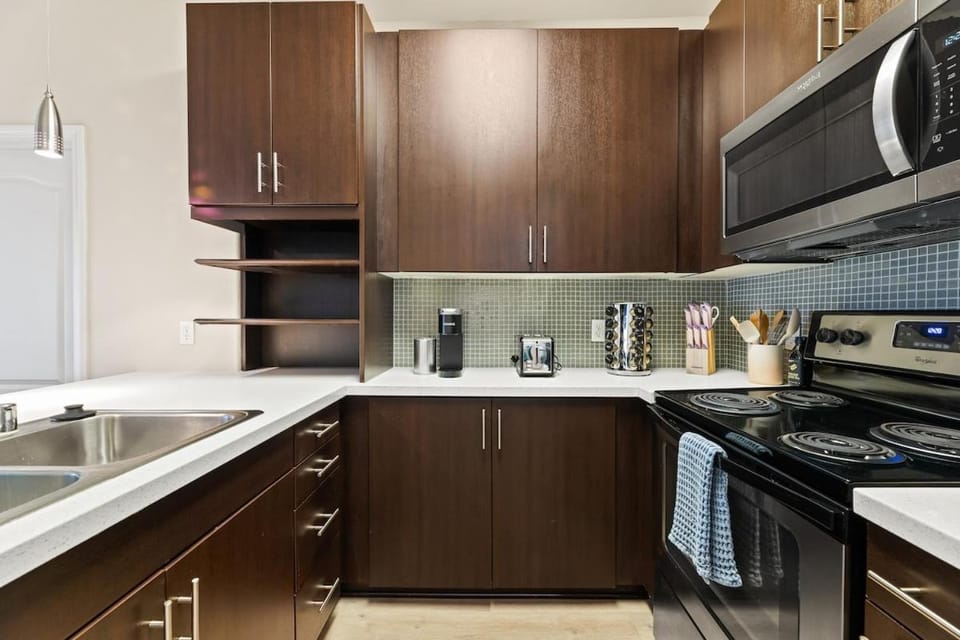 Great 2bd 2bath in MdR! Free parking and pool! Apartment in Marina del Rey