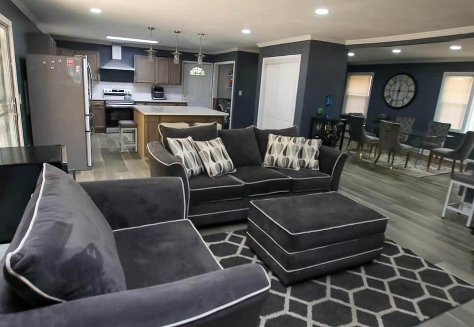 TV and multimedia, Kitchen or kitchenette, Living room, Seating area, oven, stove