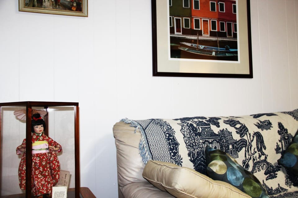 Roomy 2 bedroom 1 bath with private entrance, with fenced yard, and sports court House in Puget Sound