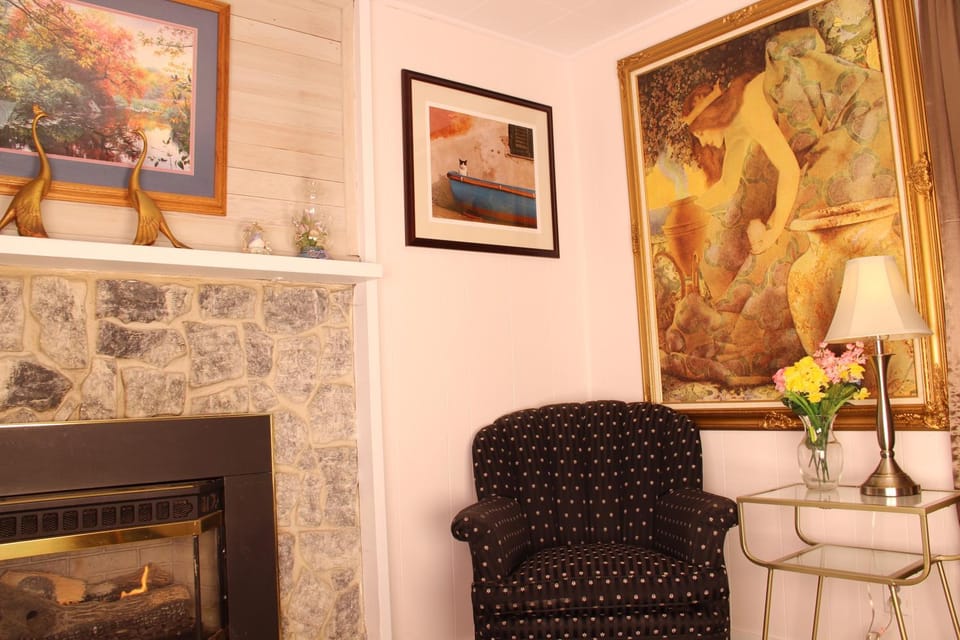 Roomy 2 bedroom 1 bath with private entrance, with fenced yard, and sports court House in Puget Sound