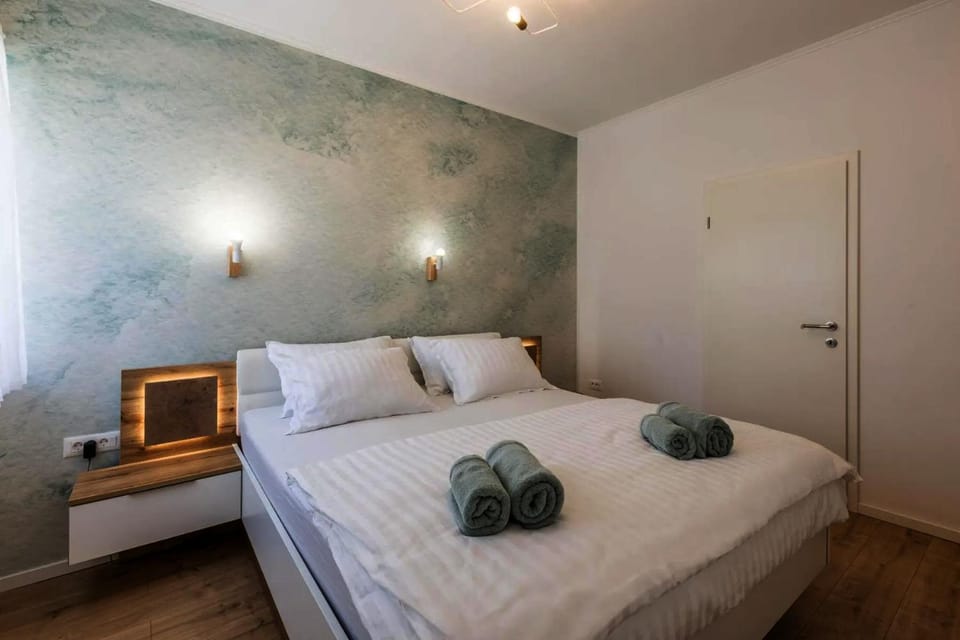 Bed, Photo of the whole room, Bedroom, towels