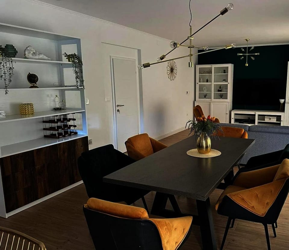 TV and multimedia, Living room, Seating area, Dining area