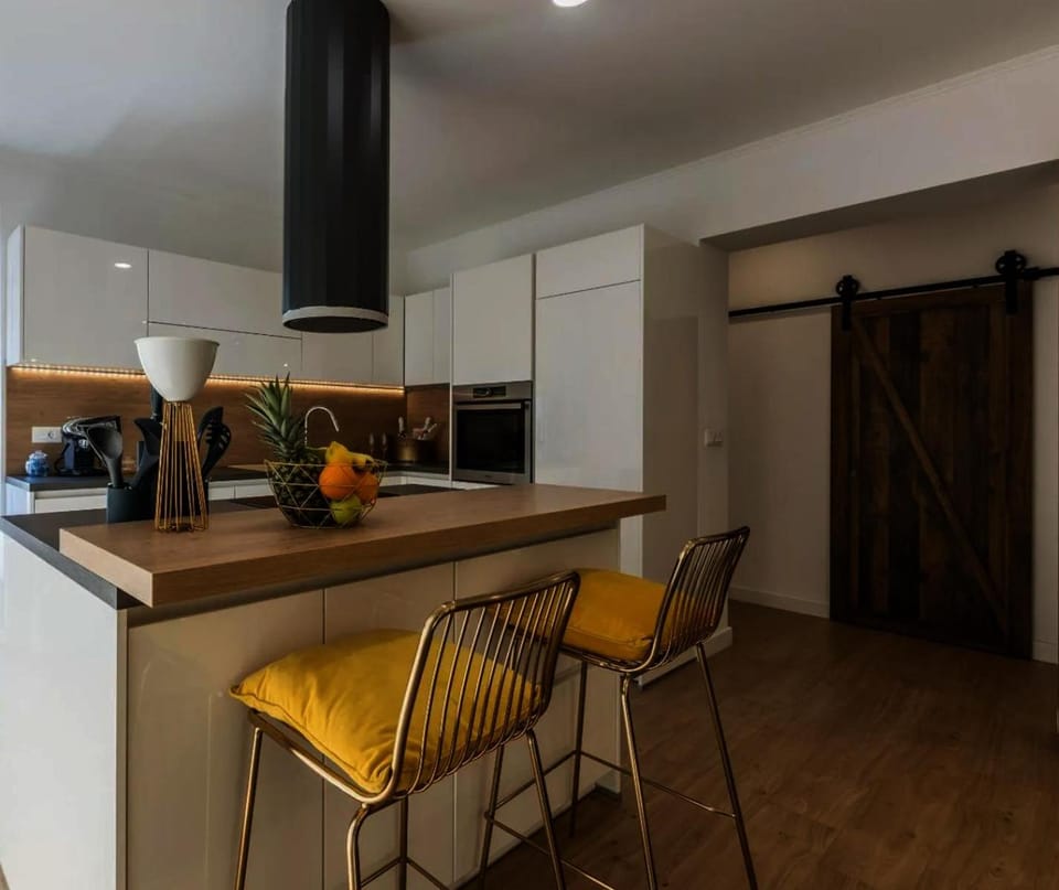 Kitchen or kitchenette, Dining area, minibar, oven, stove