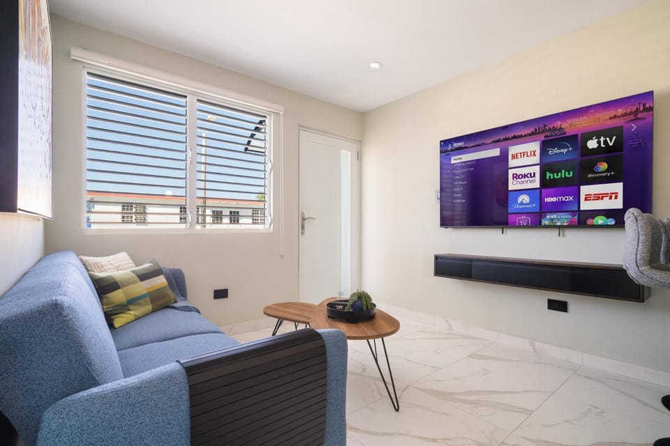 Communal lounge/ TV room, TV and multimedia, Living room, Seating area, Evening entertainment