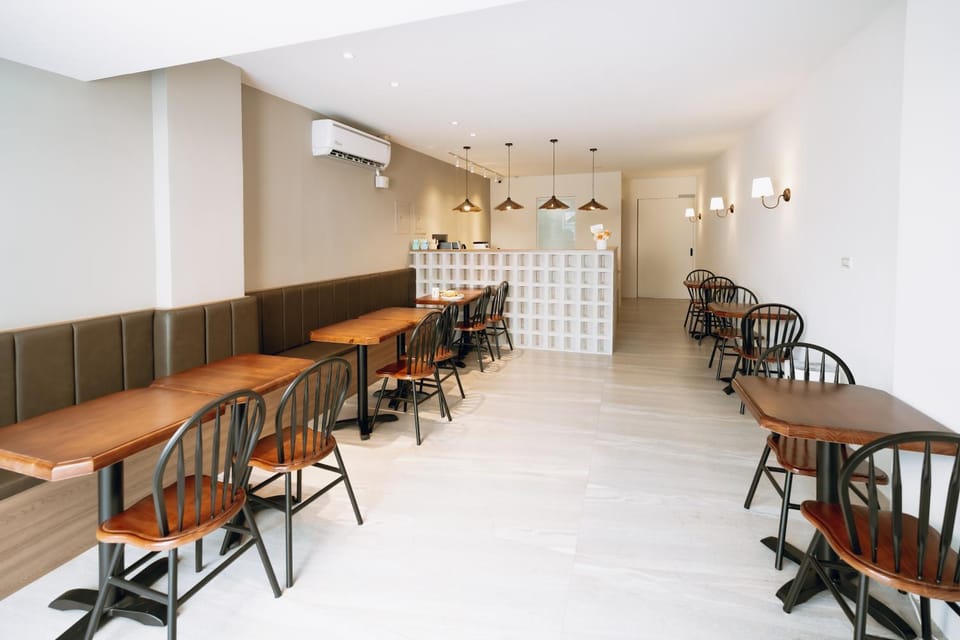 Restaurant/places to eat, Restaurant/places to eat, Seating area