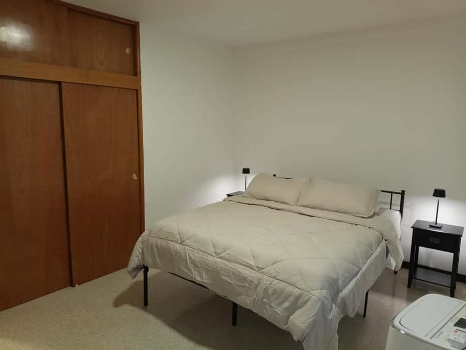 Apartamento Espacioso Como Nuevo con 2 Habitaciones y a 5 minutos de San Bernardino con Ascensor Operativo Apartment in Caracas