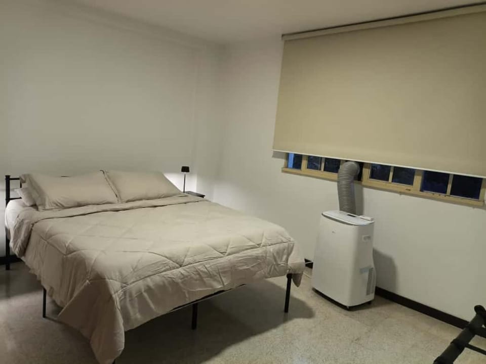 Apartamento Espacioso Como Nuevo con 2 Habitaciones y a 5 minutos de San Bernardino con Ascensor Operativo Apartment in Caracas
