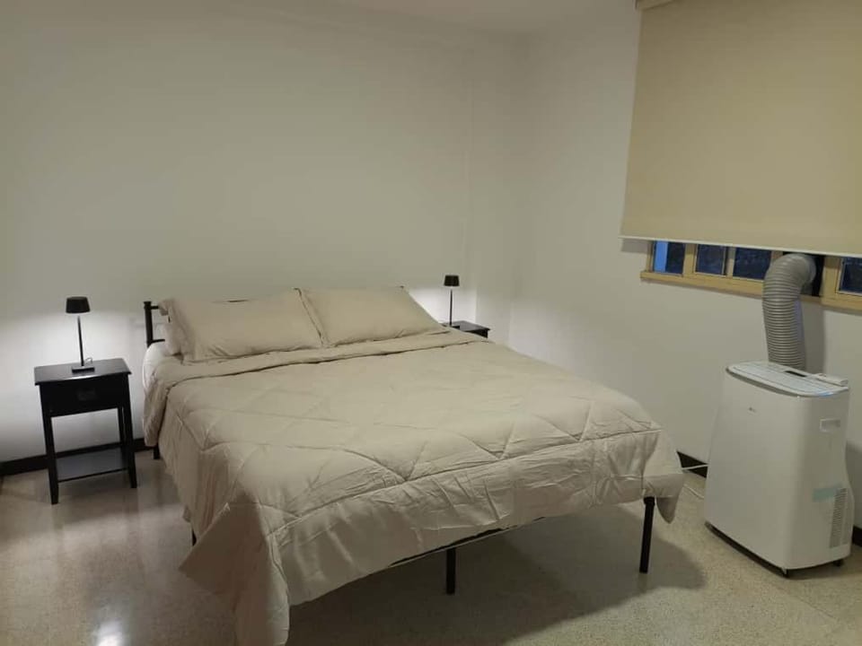 Apartamento Espacioso Como Nuevo con 2 Habitaciones y a 5 minutos de San Bernardino con Ascensor Operativo Apartment in Caracas