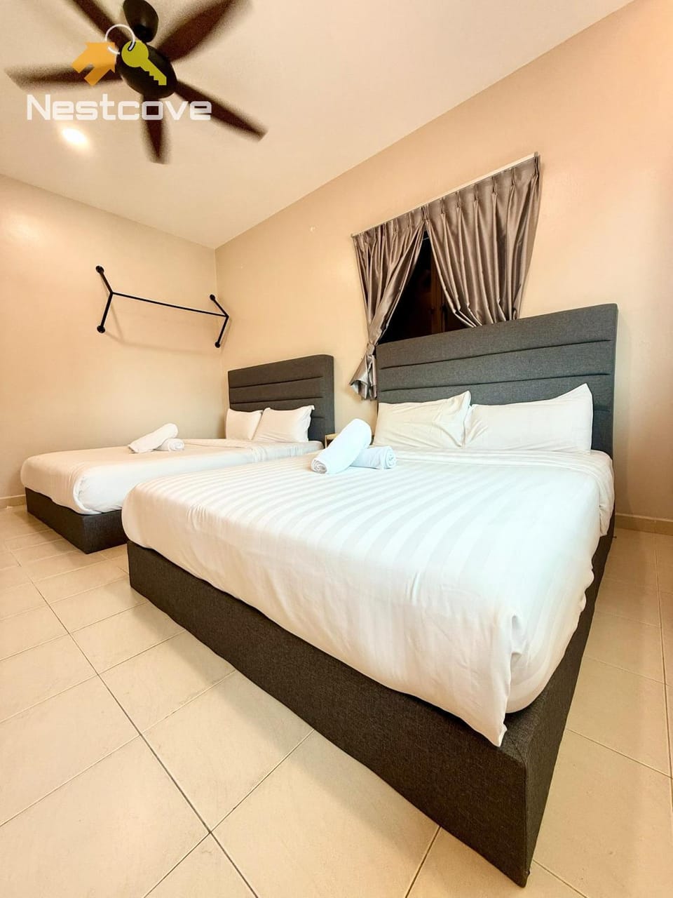 Bed, Photo of the whole room, Bedroom, fireplace