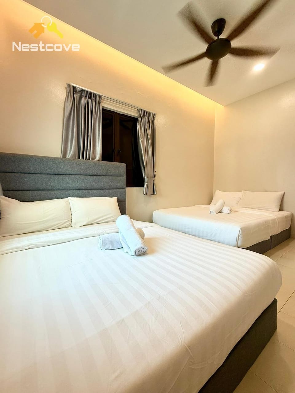 Bed, Photo of the whole room, Bedroom, fireplace, towels