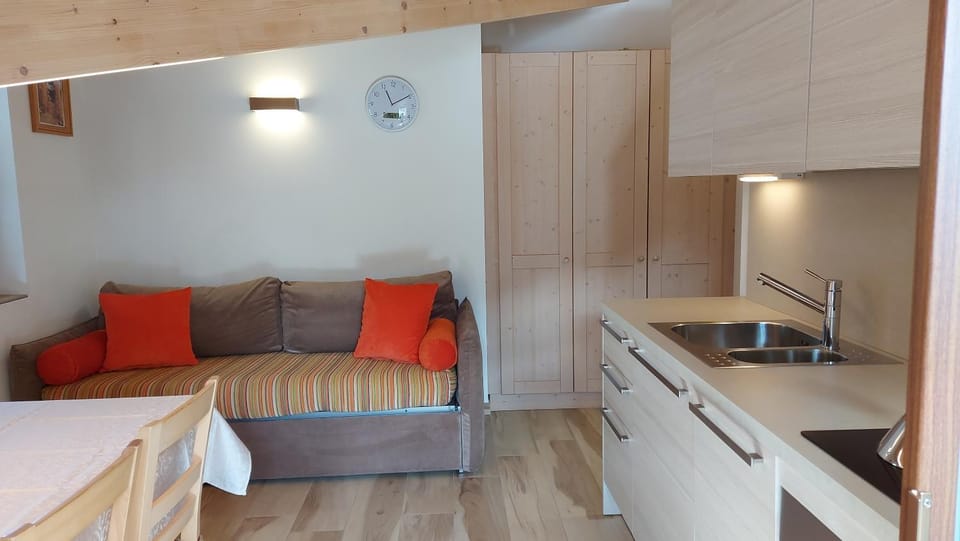 View (from property/room), Balcony/Terrace, Kitchen or kitchenette, Seating area, Mountain view, dishwasher, heating, stove, toaster