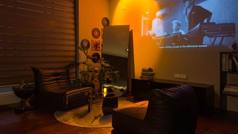 TV and multimedia, Living room, Seating area, Inner courtyard view