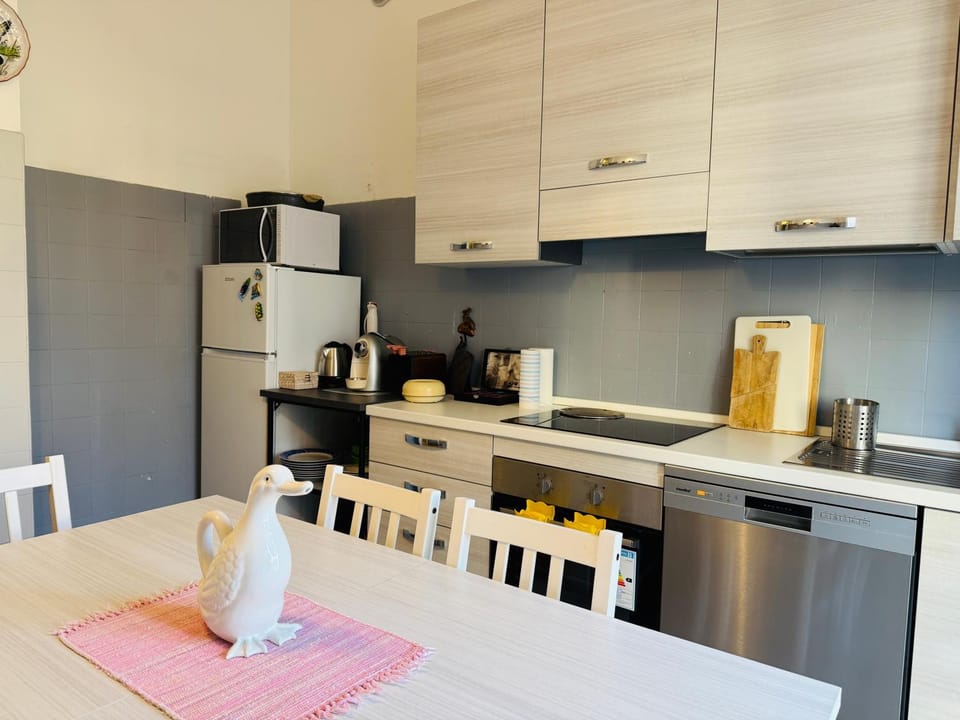 Coffee/tea facilities, Kitchen or kitchenette, Dining area, oven, stove, toaster