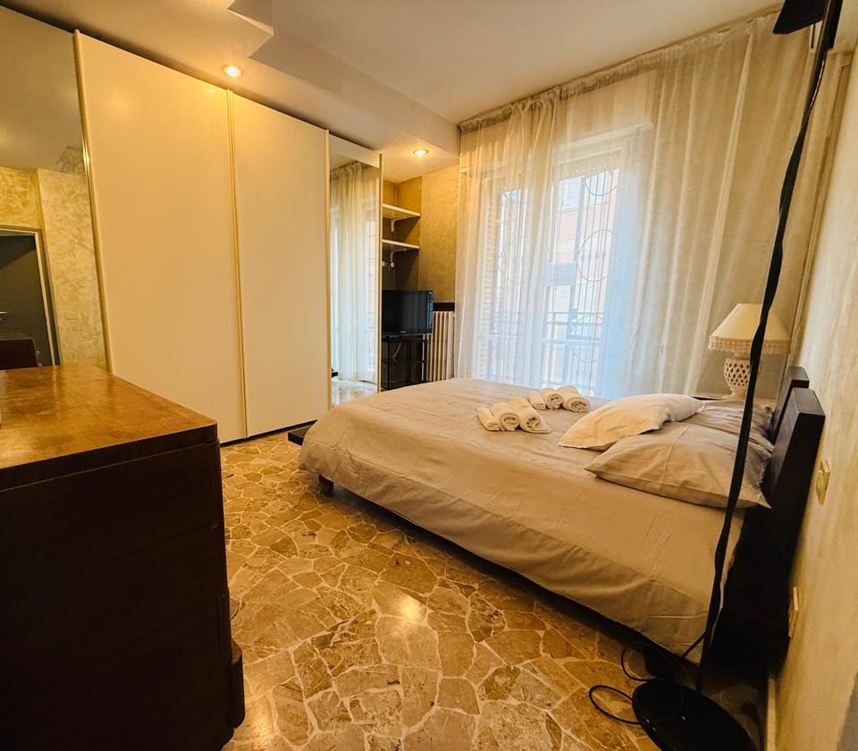 Bed, TV and multimedia, Photo of the whole room, Bedroom, wardrobe