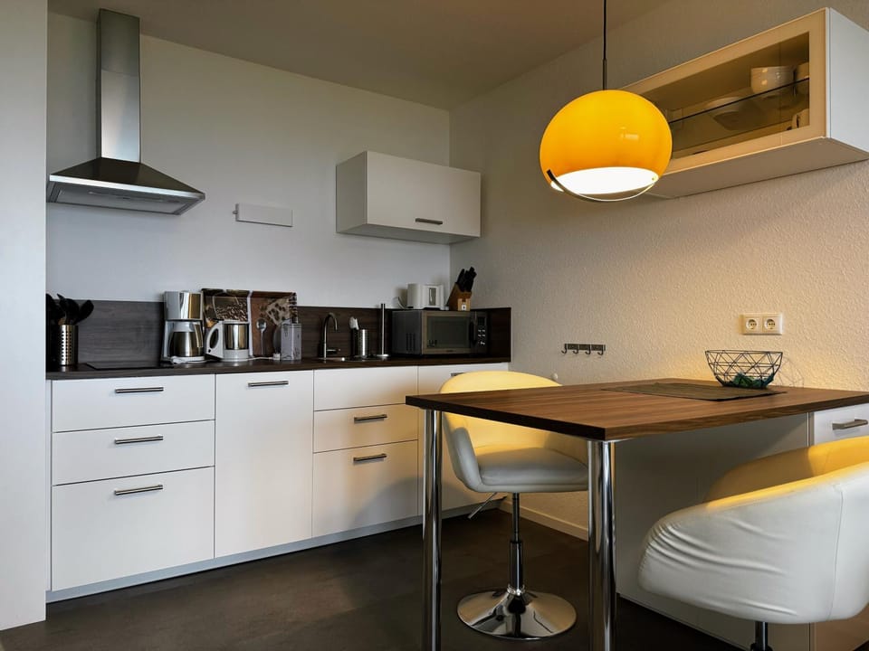 Coffee/tea facilities, Kitchen or kitchenette, Dining area, stove, toaster