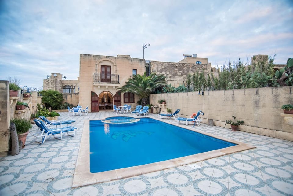Property building, Patio, Day, Hot Tub, Pool view, Swimming pool, Swimming pool, sunbed