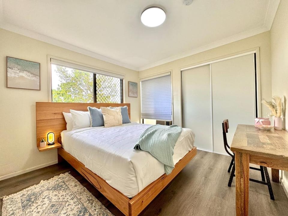 Steps from Sunnybank Hills Shopping Spacious Home House in Brisbane