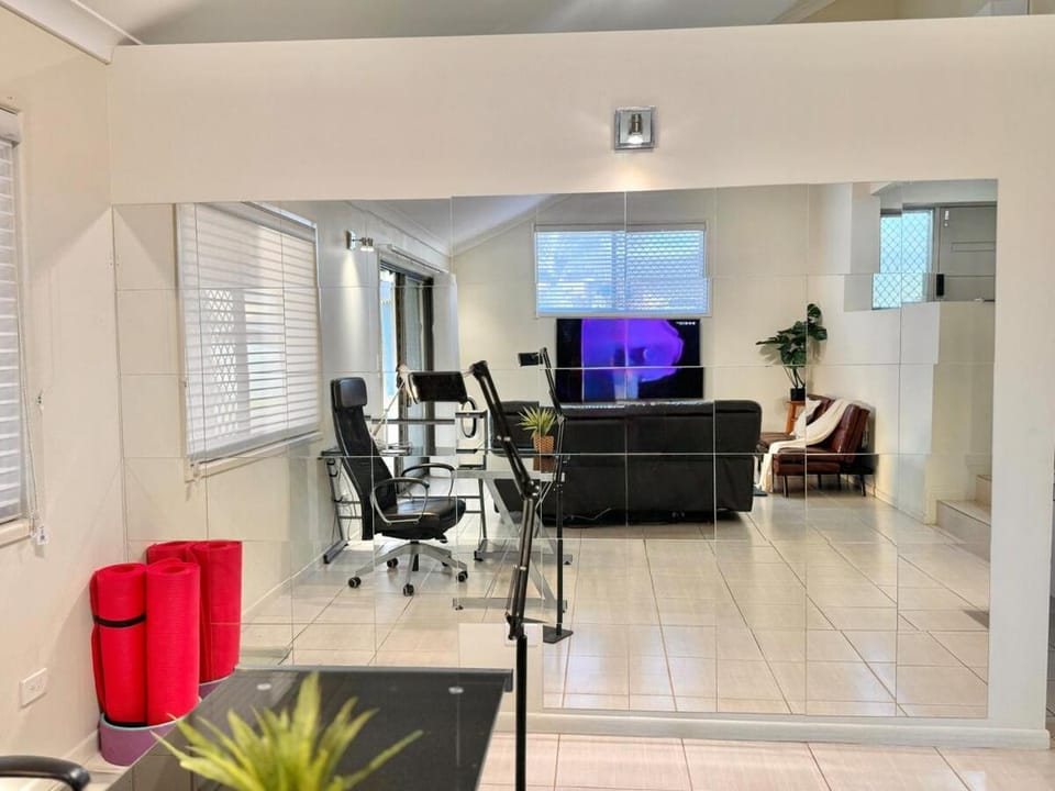 Steps from Sunnybank Hills Shopping Spacious Home House in Brisbane