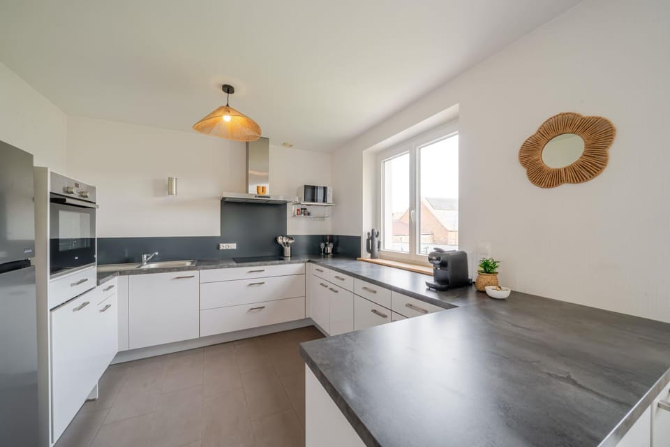 Kitchen or kitchenette, dishwasher, stove