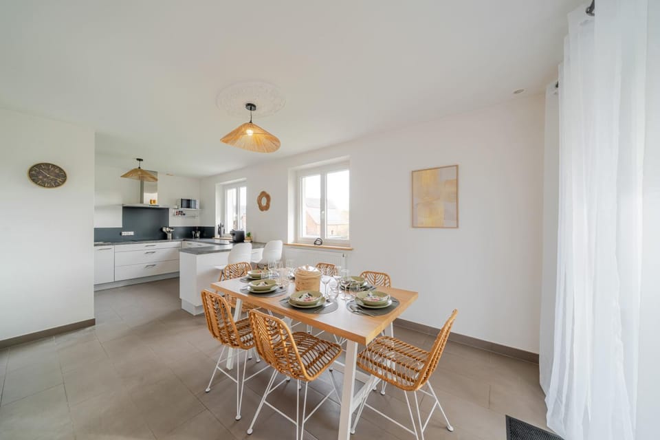Kitchen or kitchenette, Food and drinks, Dining area