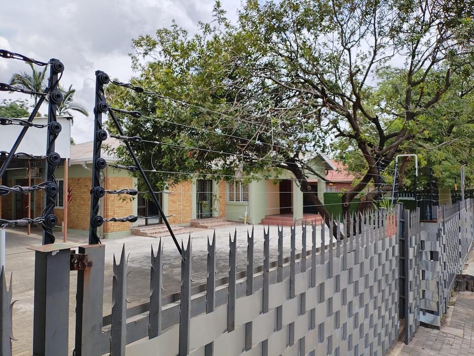 Laroza guest house Bed and Breakfast in Gauteng