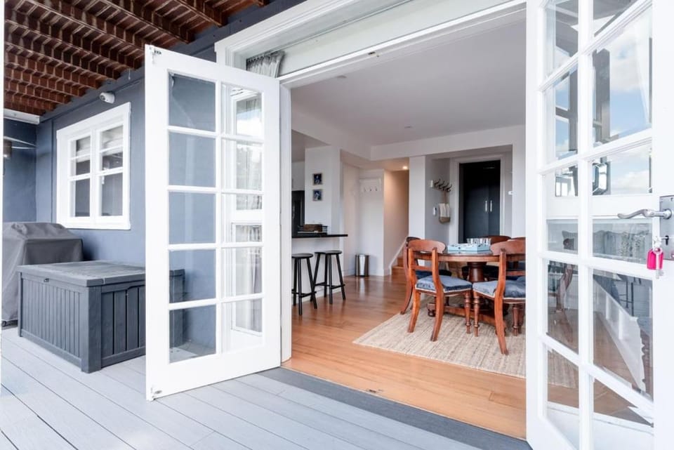 East Launceston Home • Sleeps 11 • City Views House in Launceston