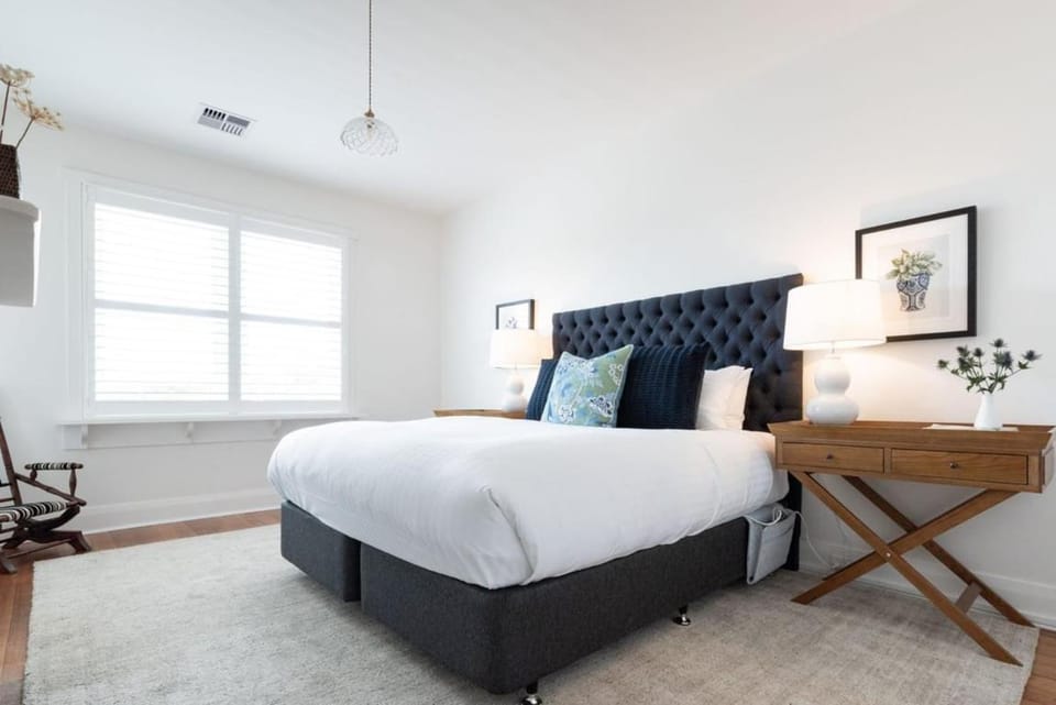 East Launceston Home • Sleeps 11 • City Views House in Launceston