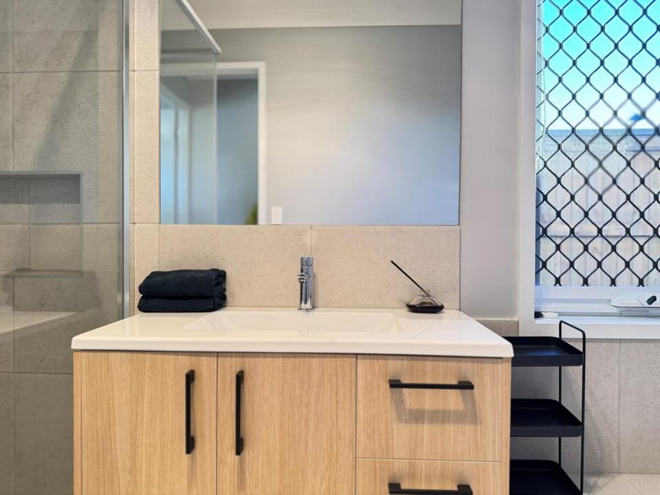 Lux 4-Bed Gem Near Park & Forest Lake Shopping House in Brisbane