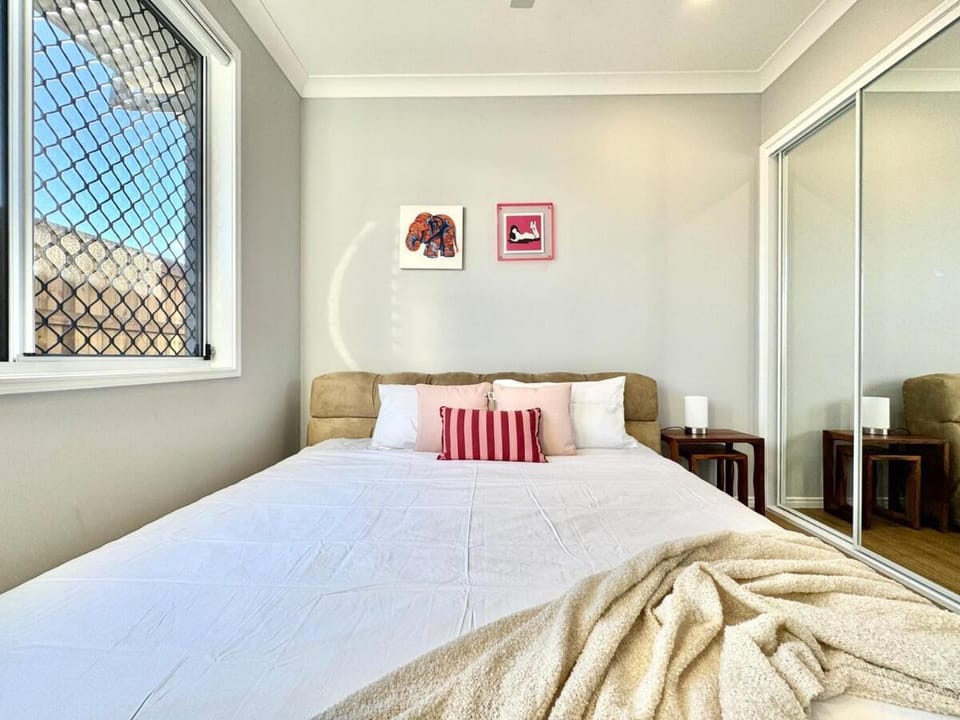 Lux 4-Bed Gem Near Park & Forest Lake Shopping House in Brisbane