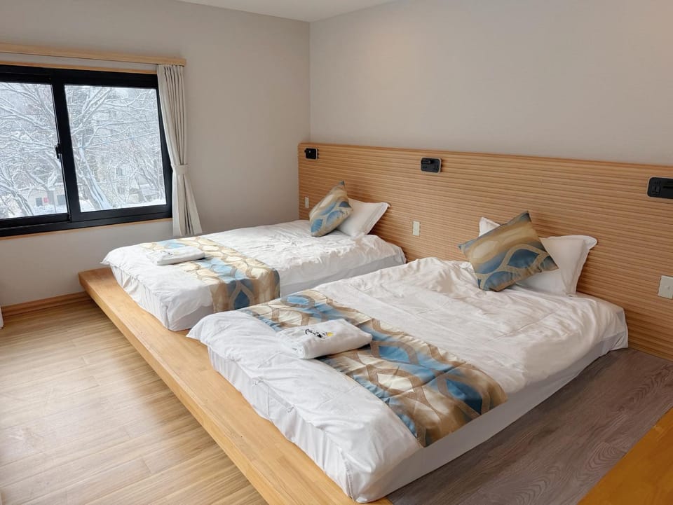 Bed, towels