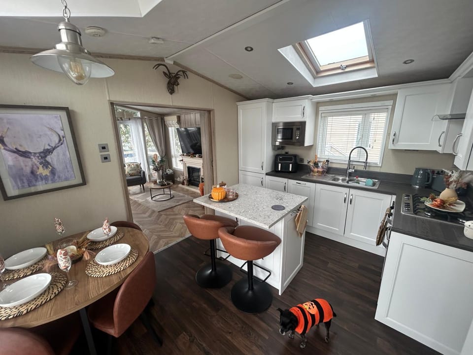 Sunset Luxury lakeside lodge with hot tub Apartment in Tattershall