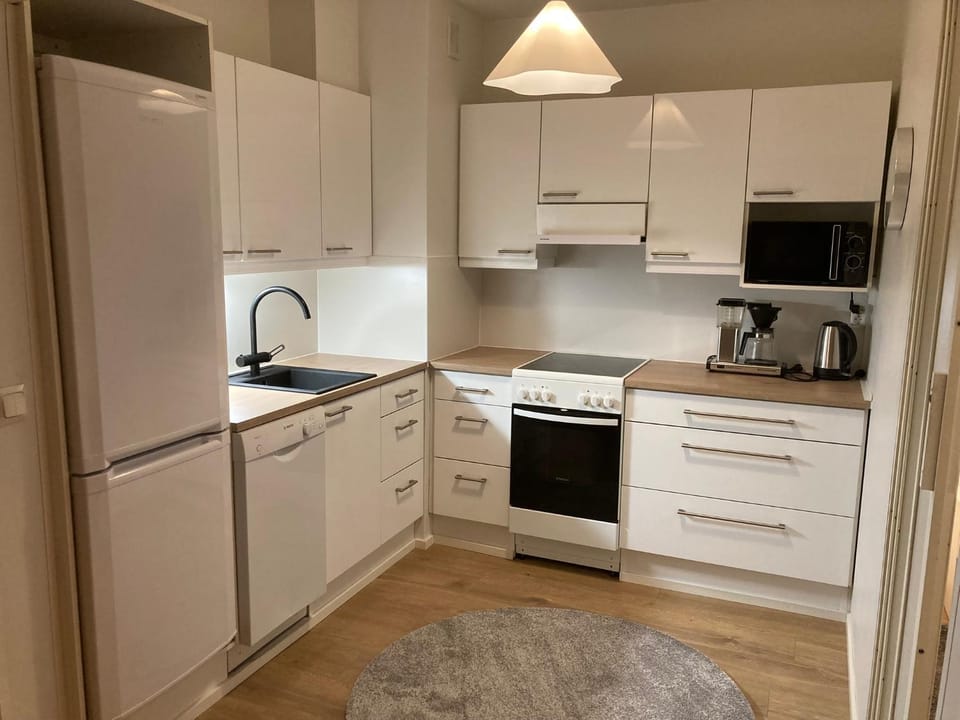 Coffee/tea facilities, Kitchen or kitchenette, dishwasher, oven, stove