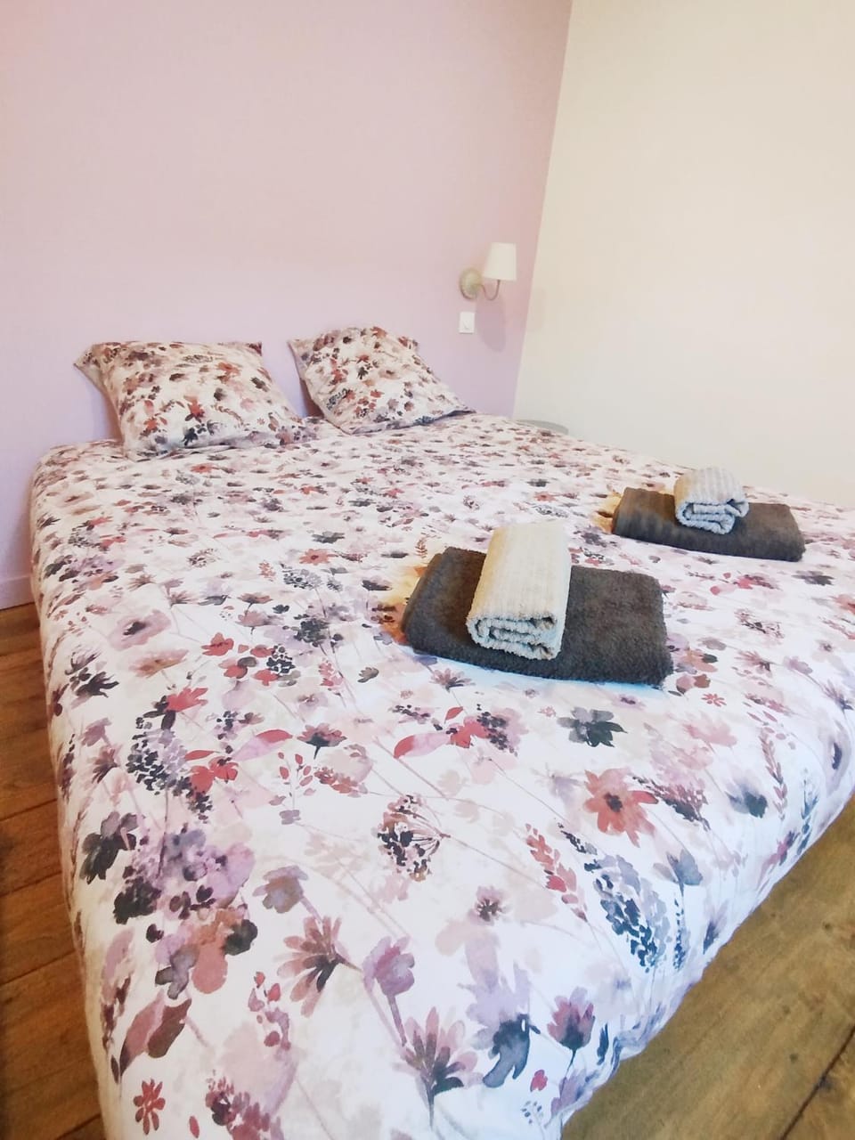 Bed, Bedroom, towels