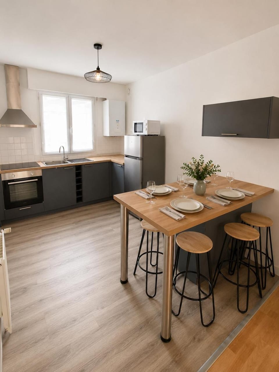 Coffee/tea facilities, Dining area, Meals, Family, concierge, microwave, oven, stove, kitchen