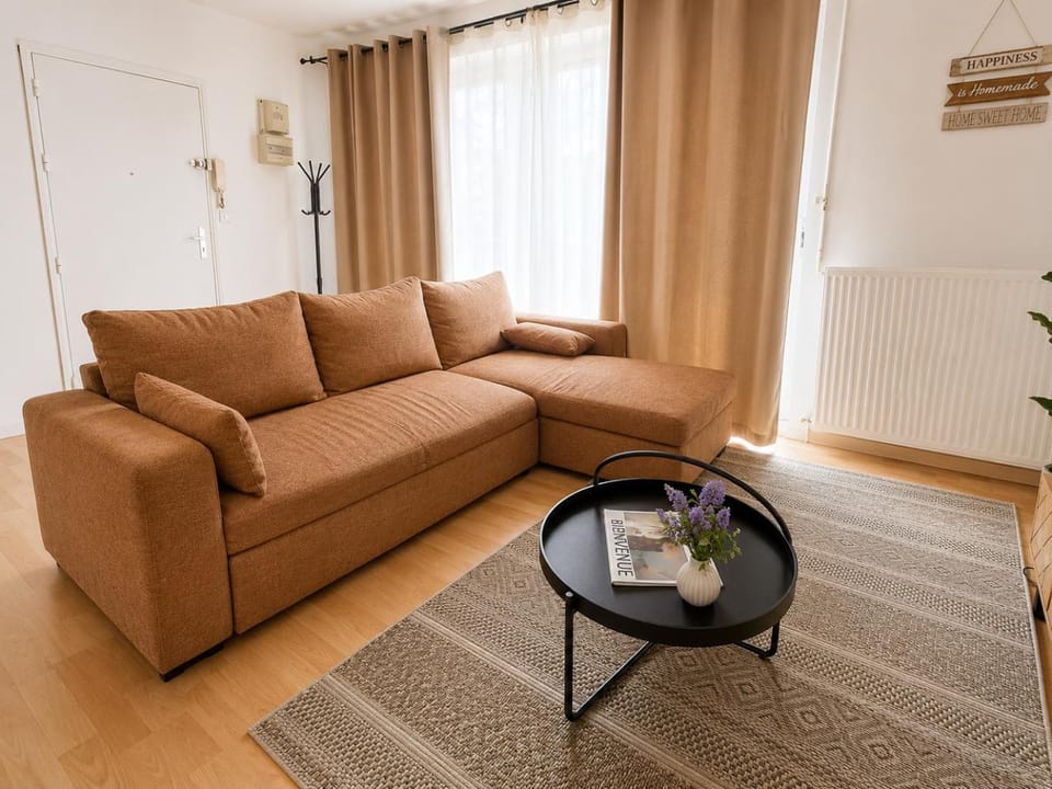 Nearby landmark, View (from property/room), Living room, Lounge or bar, Decorative detail, Seating area, concierge, internet