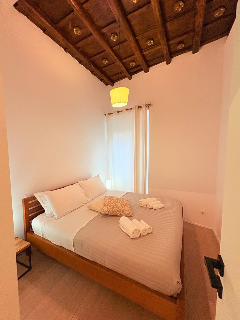 Bed, Bedroom, towels
