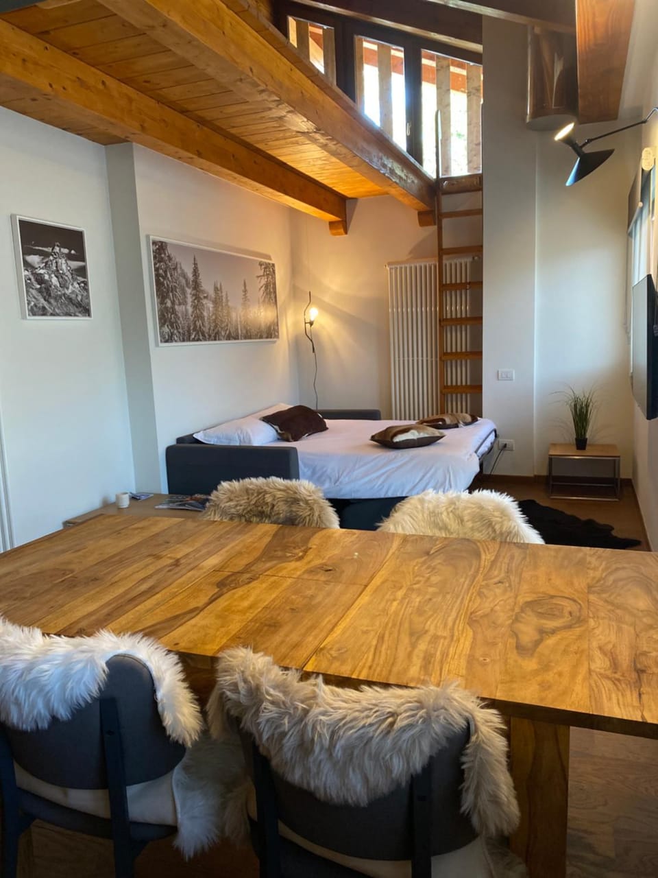 Bed, Living room, Seating area, Dining area