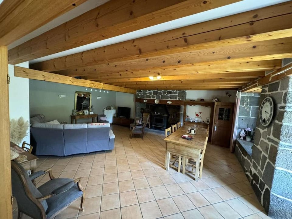 Corps de ferme rénové avec goût, à 5min de Murat House in Auvergne-Rhône-Alpes